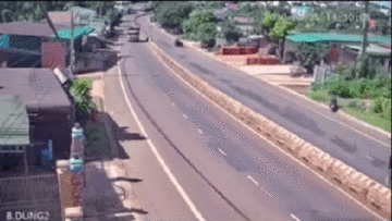Xe tải cẩu chở bê tông mất lái, cày nát dải phân cách.