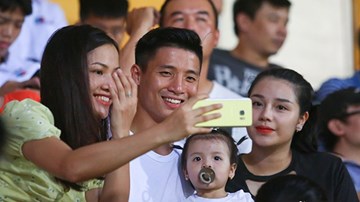 Bùi Tiến Dũng tiết lộ cảm giác lần đầu ngồi cùng vợ con trên khán đài