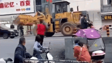 Người đàn ông Trung Quốc lái máy xúc đập nát xe cảnh sát
