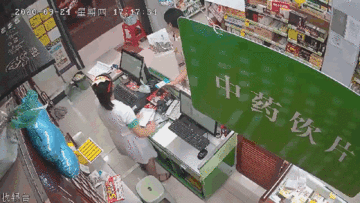 Ôtô lao lên vỉa hè tông gãy chân người đi bộ, đâm nát tiệm thuốc Tây