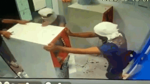 Ba tên trộm 'bế' cây ATM ra chỗ vắng vét sạch tiền