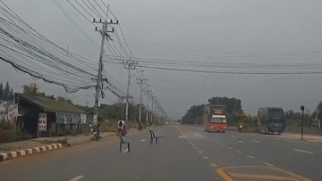 Xe máy phát nổ vì đâm trúng dây điện cao thế đứt giữa đường