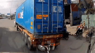 Container húc văng 7 xe máy đang chờ đèn đỏ, 6 người bị thương