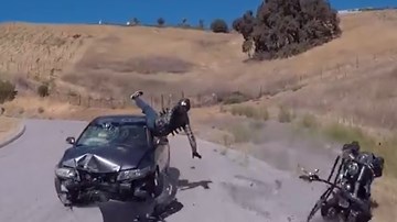 Ô tô vào cua tốc độ cao, lấn làn đâm văng người đi xe máy