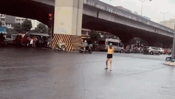 Cô gái áo vàng dừng xe, múa ‘mở đường’ giữa ngã tư