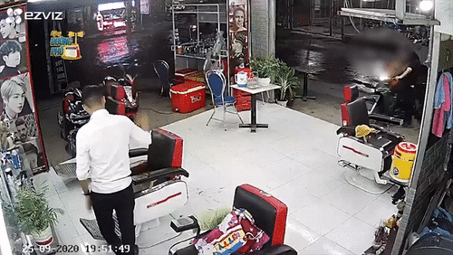 Người phụ nữ lao thẳng xe máy vào tiệm tóc khiến tất cả choáng váng