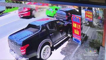 Khoảnh khắc xe container mất lái rồi lao vào nhà dân bên đường