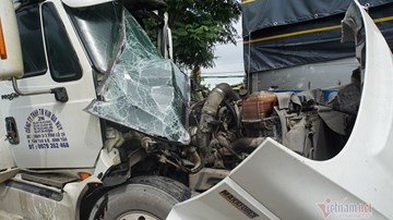 Xe container tông vào đuôi xe tải, tài xế kẹt cứng trong cabin vỡ nát