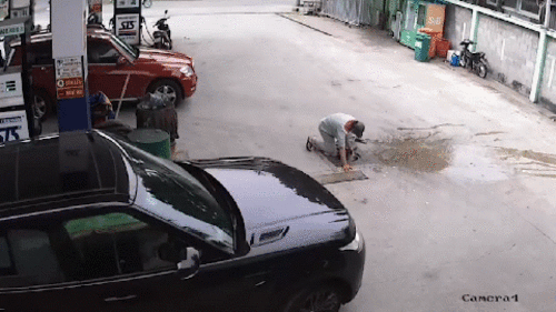 Mải tát nước, nam nhân viên thoát khỏi gầm Range Rover trong gang tấc
