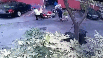 Nhân viên vệ sinh dũng cảm kéo xe máy sắp phát nổ ra xa 