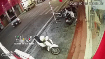 Xe máy lao như tên bắn vào ôtô, nam thanh niên văng lên vỉa hè