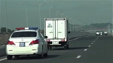 Không nhường đường cho xe ưu tiên hai tài xế bị phạt tiền, tước GPLX