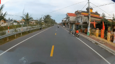 Xe tải đánh lái cực nhanh tránh bé trai bất ngờ lao sang đường