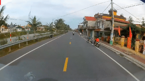 Xe tải đánh lái cực nhanh tránh bé trai bất ngờ lao sang đường