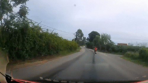 Sang đường bất ngờ và không quan sát, ‘nữ ninja’ bị ô tô hất văng xa