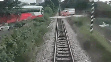 Khoảnh khắc tàu hỏa tông trúng xe ô tô 45 chở chỗ học sinh