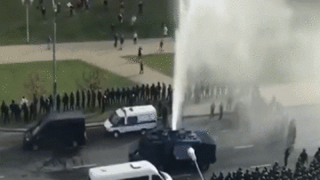 Người biểu tình Belarus biến vòi rồng thành đài phun nước di động