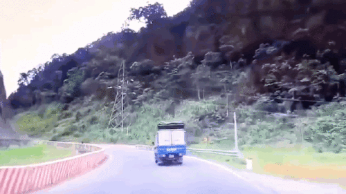 ‘Phượt thủ’ vào cua tốc độ cao tông trực diện xe tải