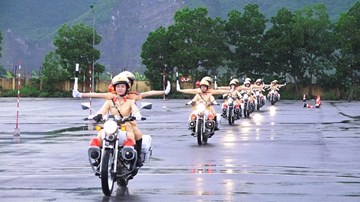 Xem nữ CSGT luyện tập dẫn đoàn, điều khiển mô tô điêu luyện