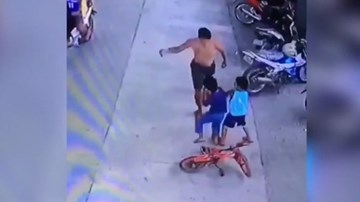 Con nhỏ bị đẩy ngã, hành động bênh con của ông bố khiến dân mạng chỉ trích