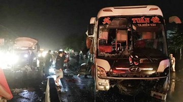 Tiền Giang: Xe tải tông xe khách trong đêm, 20 người thương vong