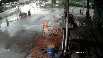 Xe máy không người lái băng qua đường, lao qua đám đông vẫn không đổ