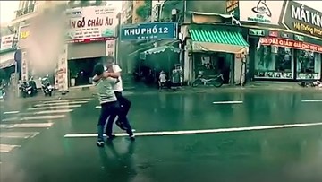 Va chạm nhẹ, hai người đàn ông ‘quyết ăn thua’ giữa phố bất chấp trời mưa