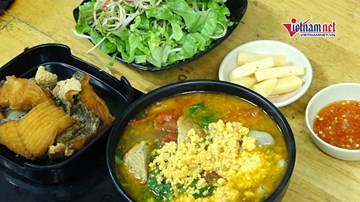 Hà Nội: Quán bún cá chấm 'bay vèo' 50kg cá, 300 - 400 bát mỗi ngày
