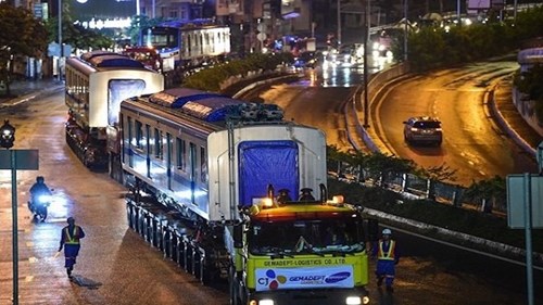 Siêu xe vận chuyển 110 bánh đưa tàu metro về 'dinh'