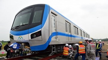 Lắp ráp tàu metro số 1 vào đường ray chờ ngày chạy thử