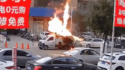 Xe chở bình gas bất ngờ phát nổ trên phố