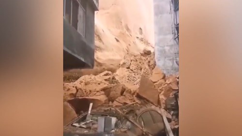 Sập núi kinh hoàng chôn vùi cả dãy nhà cao tầng