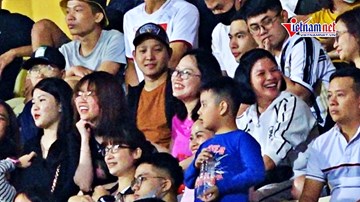 Mẹ Huỳnh Anh và mẹ Quang Hải cười rạng rỡ, thân thiết trên khán đài