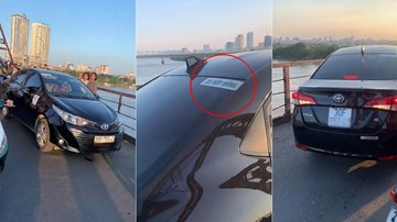 Mặc biển cấm, ‘xe hợp đồng’ hồn nhiên dừng trên cầu Long Biên