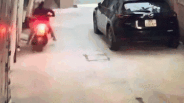 Khoảnh khắc người phụ nữ lao xe ga vào cửa sát bị hất văng xuống đường