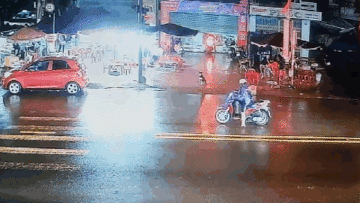 Người phụ nữ nhảy khỏi xe máy tránh ô tô bất ngờ lao tới