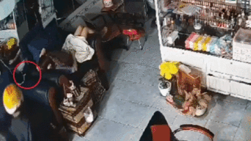 Lợi dụng nữ nhân viên đang ngủ, tên trộm giật điện thoại bỏ chạy