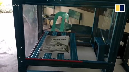 Máy khử trùng sách vở của trường học Philippines thời Covid-19