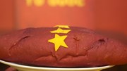 'Bánh mì Tổ quốc' sản xuất kỳ công hút giới trẻ Hà Thành