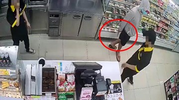 Nam thanh niên cầm dao vào cửa hàng tiện lợi đe dọa nhân viên để cướp tiền