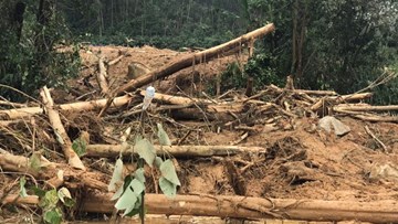 Tiếp cận ngọn núi cao 100m sạt lở, vùi lấp 13 cán bộ cứu hộ