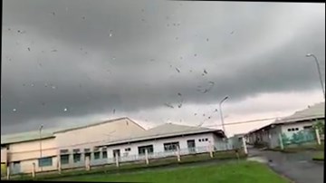 Lốc xoáy cuốn bay mái tôn lên không trung, kéo sập nhà xưởng