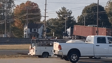 Khoảnh khắc xe container bị tàu hỏa đâm gãy đôi, văng xa trên đường ray