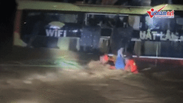 Bơi trong nước xiết, giải cứu 18 người trên xe khách bị lũ cuốn trôi