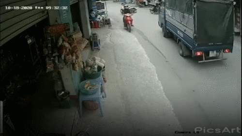 Phóng xe tốc độ cao, tài xế lao thẳng vào gầm ô tô tải