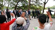 Thủ tướng Nhật Bản Suga Yoshihide đi bộ, vẫy tay chào người dân Hà Nội