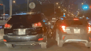 Hai ô tô rượt đuổi, cọ bánh 'điên cuồng' gây náo loạn phố Hà Nội