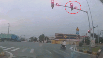 Vượt đèn đỏ tông ngang container, đôi nam nữ đi xe máy nguy kịch