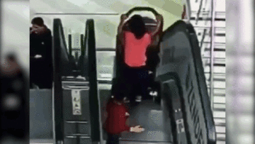 Đẩy xe nôi xuống thang cuốn khi không có bố mẹ, 2 đứa trẻ bị thương nặng