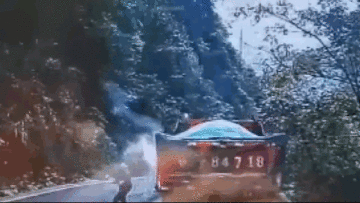 Khoảnh khắc người đàn ông bỏ chạy khi đá từ trên núi bất ngờ đổ xuống đường